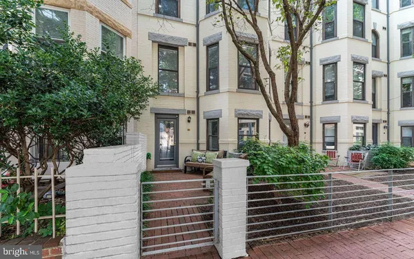 $4,450 | 1124 25th Street Northwest, Unit T4, Washington, DC 20037