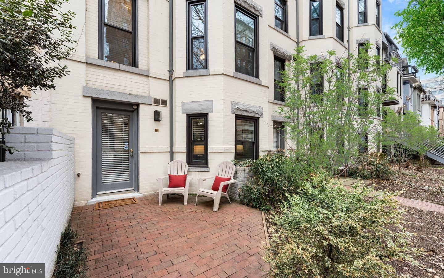 1124 25th Street Northwest, Unit T4 Washington, DC 20037 - Photo 21 of 21 a view of backyard with a chair and tables