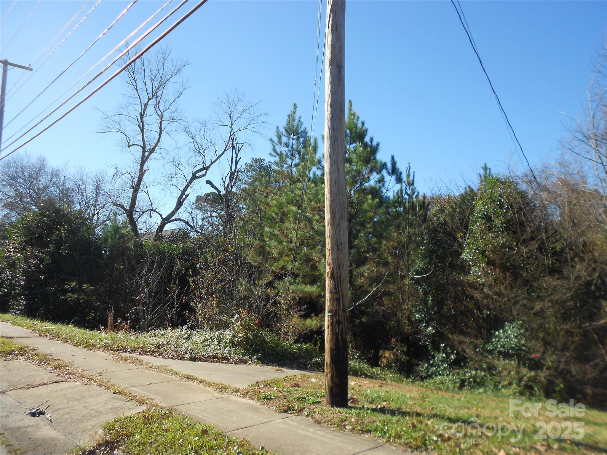 1009 North New Hope Road Gastonia, NC 28054 - Photo 4 of 7 a street sign on the side of a road