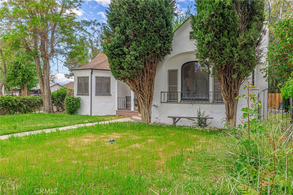 44603 Fig Avenue Lancaster, CA 93534 - Photo 3 of 39 front view of a house with a yard