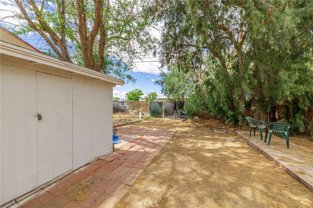 44603 Fig Avenue Lancaster, CA 93534 - Photo 33 of 39 a view of a back yard of the house