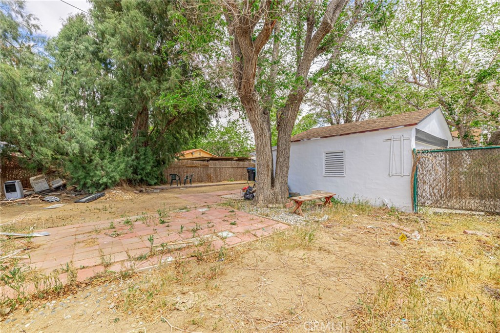 44603 Fig Avenue Lancaster, CA 93534 - Photo 34 of 39 a view of a backyard with a tree