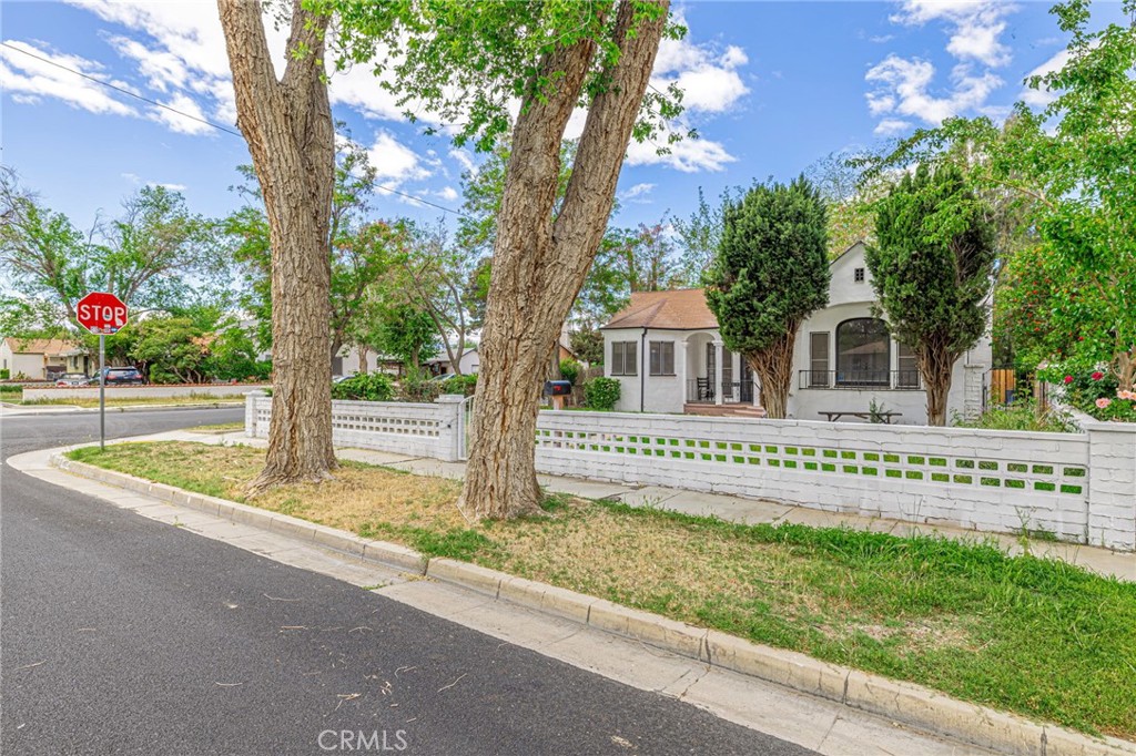 44603 Fig Avenue Lancaster, CA 93534 - Photo 5 of 39 a view of house with sign board and yard