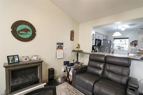 $1,500 | 323 Knottwood Court, Unit 1, Sun City Center, FL 33573