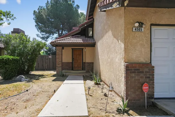 $2,295 | 4505 Gardenwood Lane, Bakersfield, CA 93309
