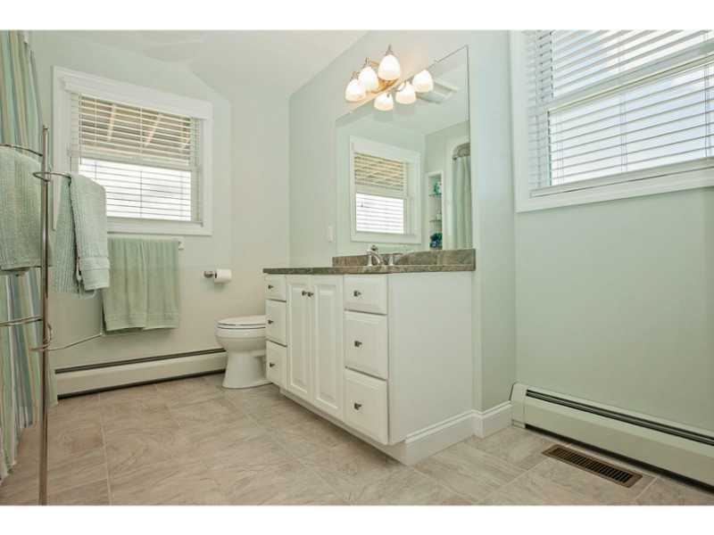 1148 Succotash Road Narragansett, RI 02879 - Photo 17 of 25 Bathroom.