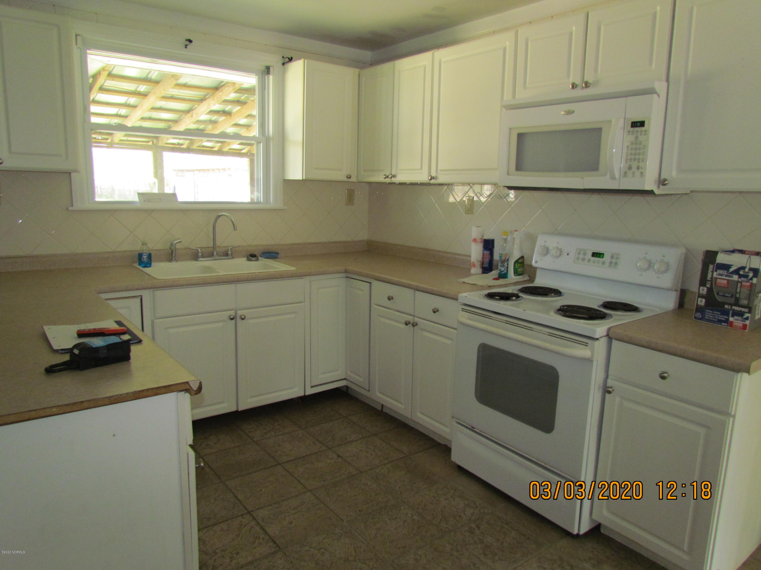 100 Campen Road Beaufort, NC 28516 - Photo 4 of 17 Kitchen