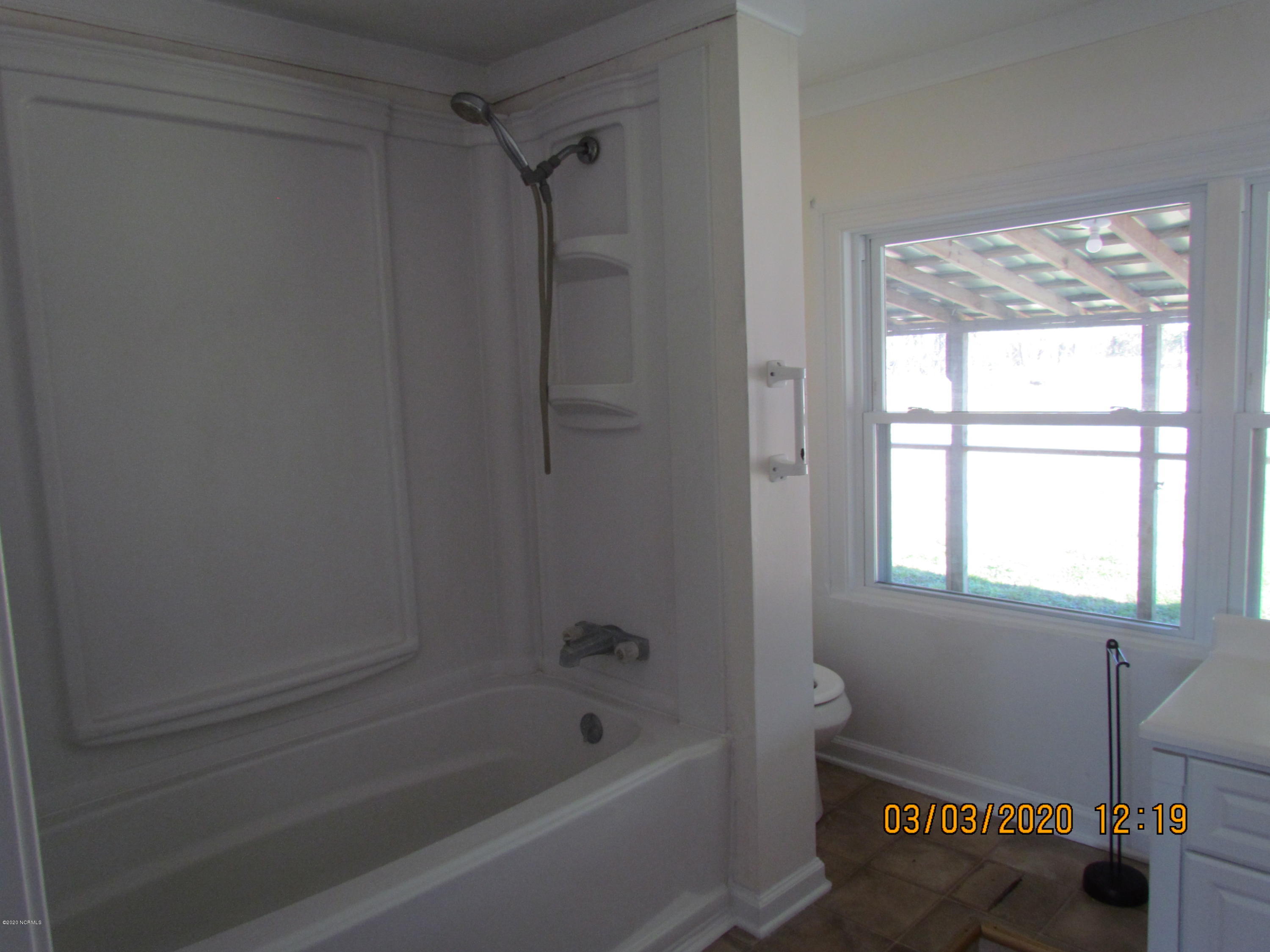 100 Campen Road Beaufort, NC 28516 - Photo 7 of 17 Spacious master bathroom