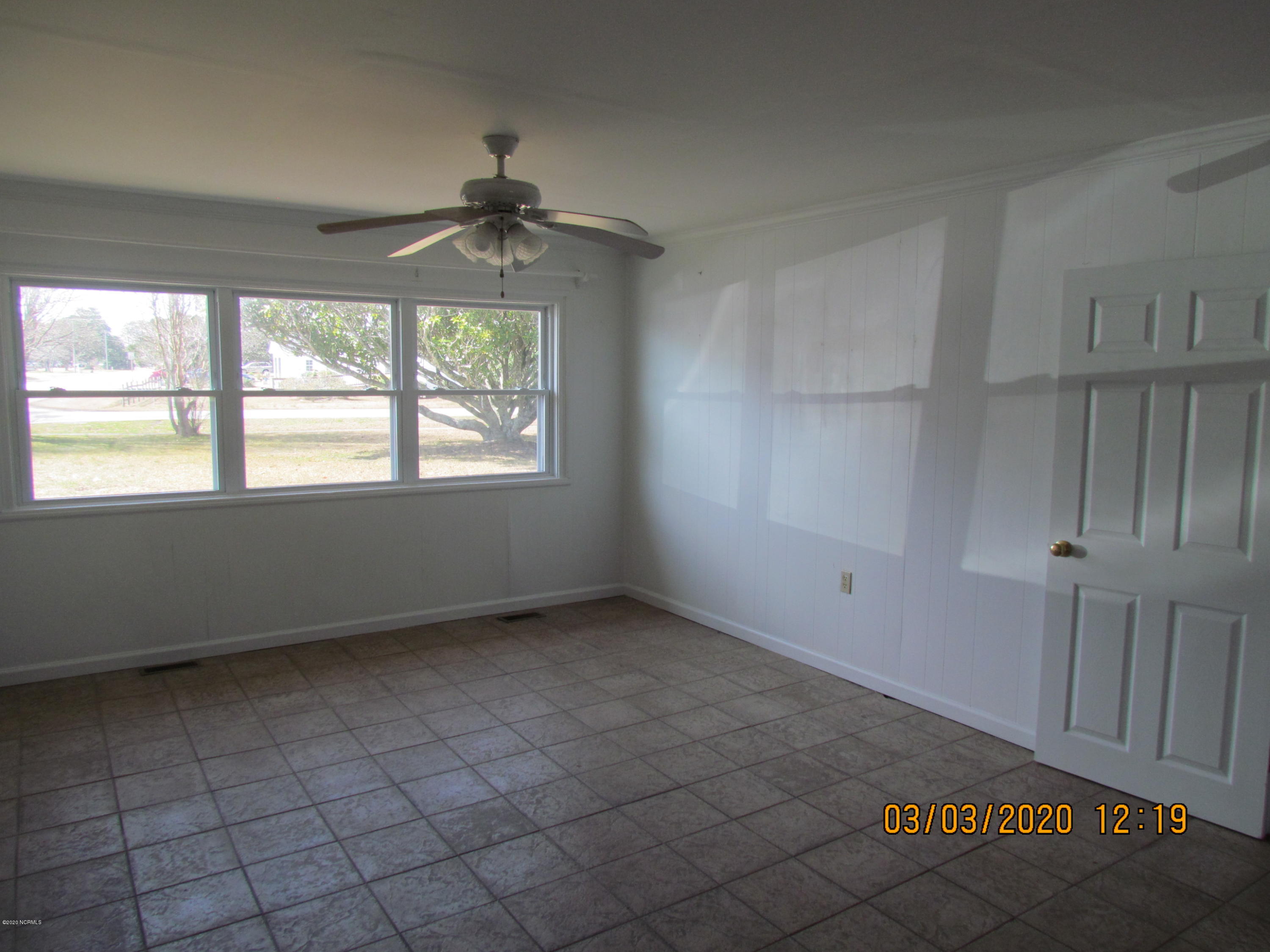 100 Campen Road Beaufort, NC 28516 - Photo 9 of 17 Large living room