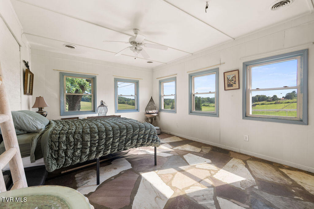 2040 Warrensburg Road Greeneville, TN 37743 - Photo 22 of 39 Sunroom