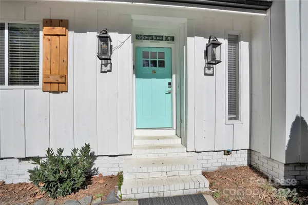 a view of a entryway of the house