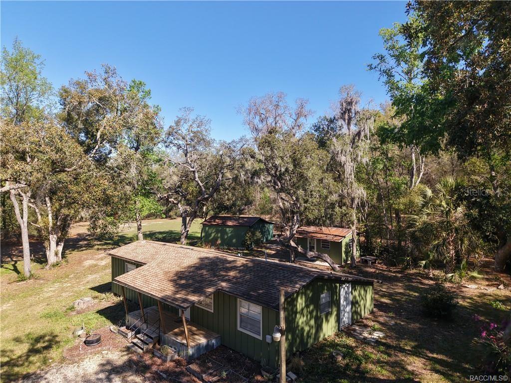 a view of a yard with furniture