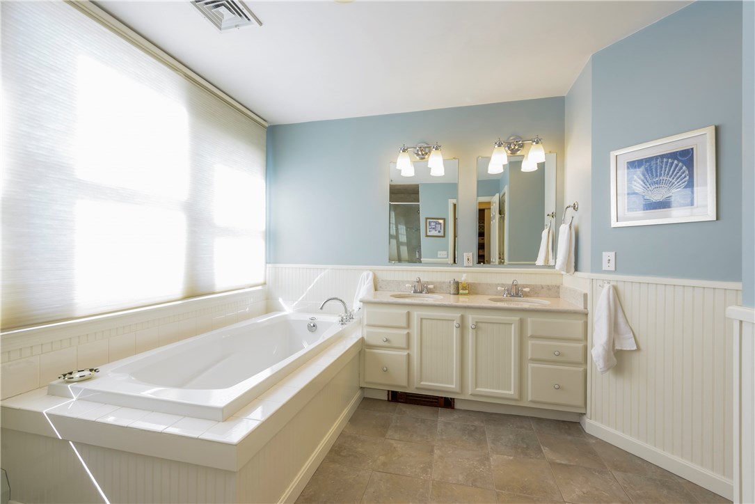 184 Wickford Point Road North Kingstown, RI 02852 - Photo 21 of 40 Great master bath with soaking tub and large shower