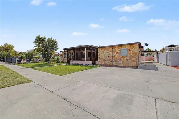 a view of a house with a yard