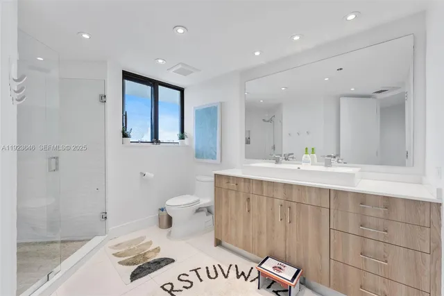 $7,900 | 19500 Turnberry Way, Unit 7D, Aventura, FL 33180