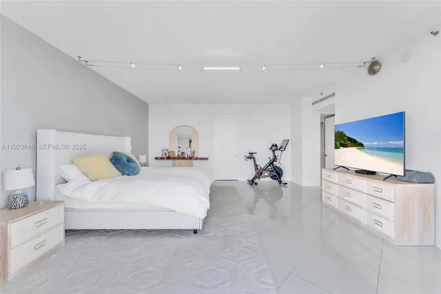 $7,900 | 19500 Turnberry Way, Unit 7D, Aventura, FL 33180