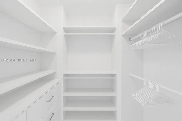 $7,900 | 19500 Turnberry Way, Unit 7D, Aventura, FL 33180