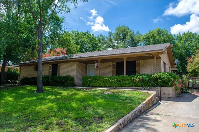 a view of house with a yard