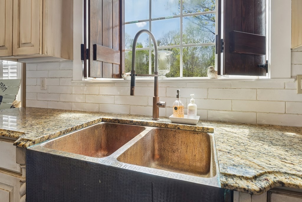 3631 Louisville Road Louisville, TN 37777 - Photo 18 of 64 a bathroom with a sink and a mirror