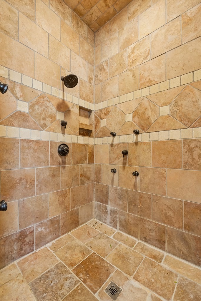3631 Louisville Road Louisville, TN 37777 - Photo 25 of 64 a bathroom with a shower