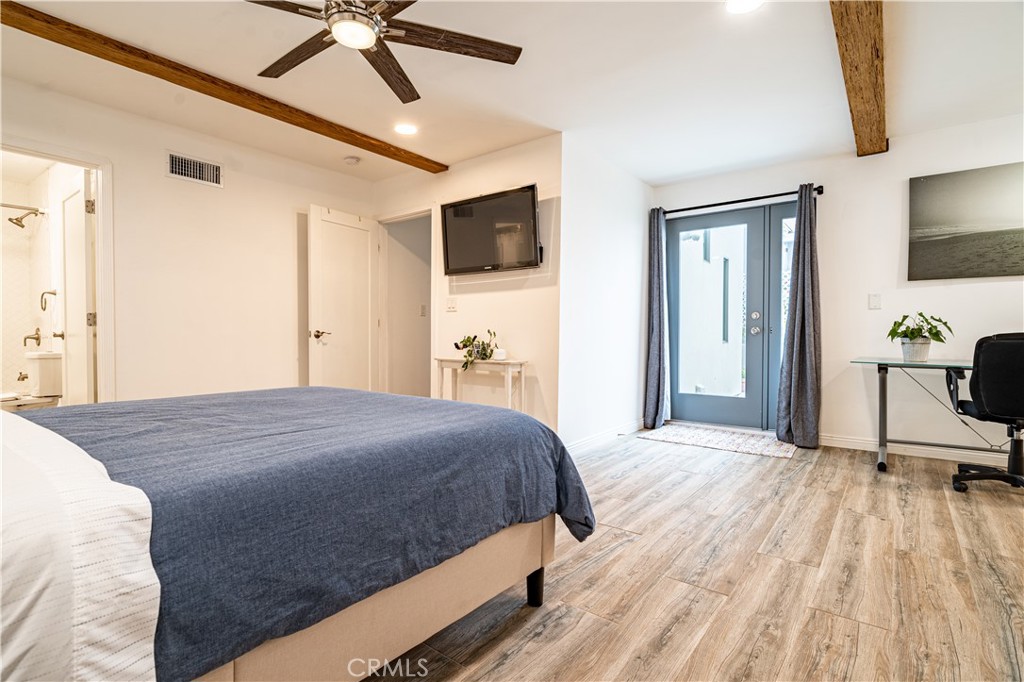 357 Whiting Street El Segundo, CA 90245 - Photo 31 of 50 a bedroom with a bed and a flat tv screen