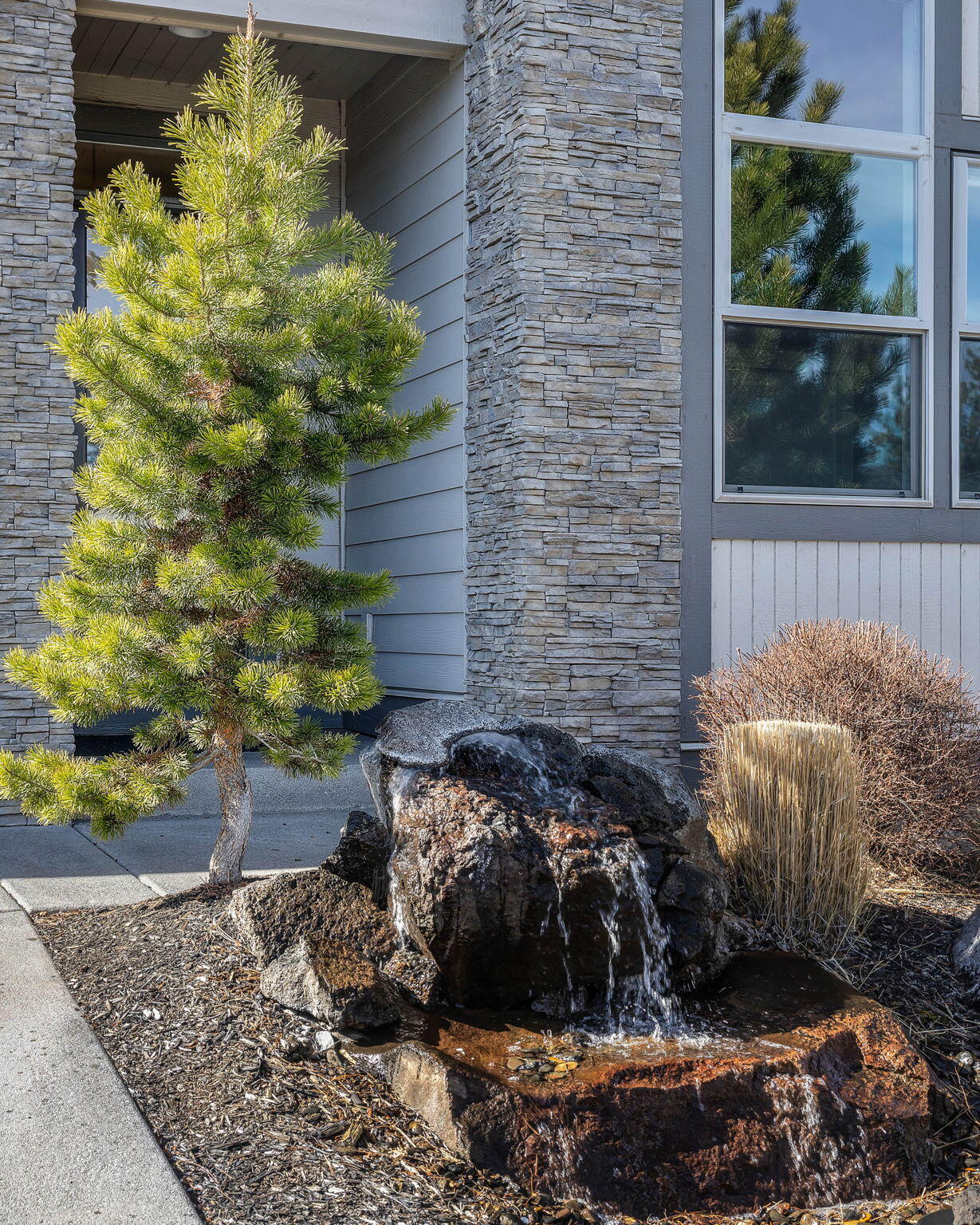 2565 Northwest Rippling River Court Bend, OR 97703 - Photo 3 of 52 fountain-101