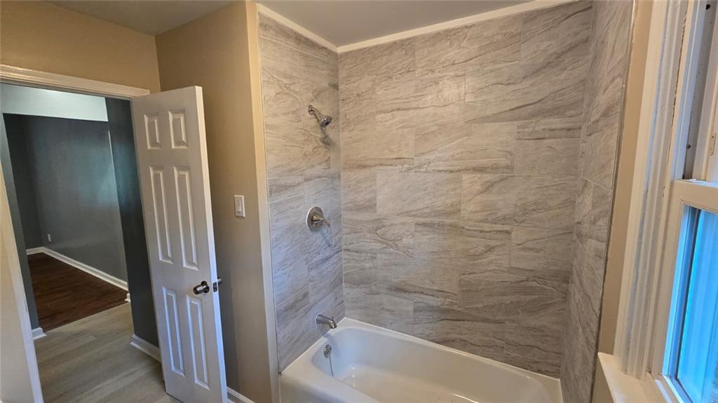 700 New Street Eatonton, GA 31024 - Photo 11 of 19 a bathroom with a bathtub