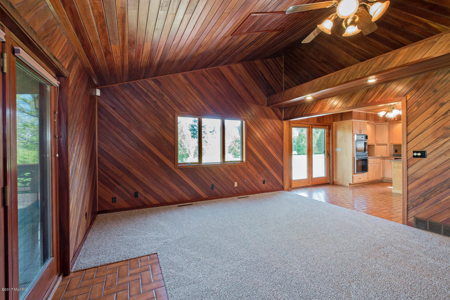 2780 Wolf Road Eau Claire, MI 49111 - Photo 23 of 56 Living Room