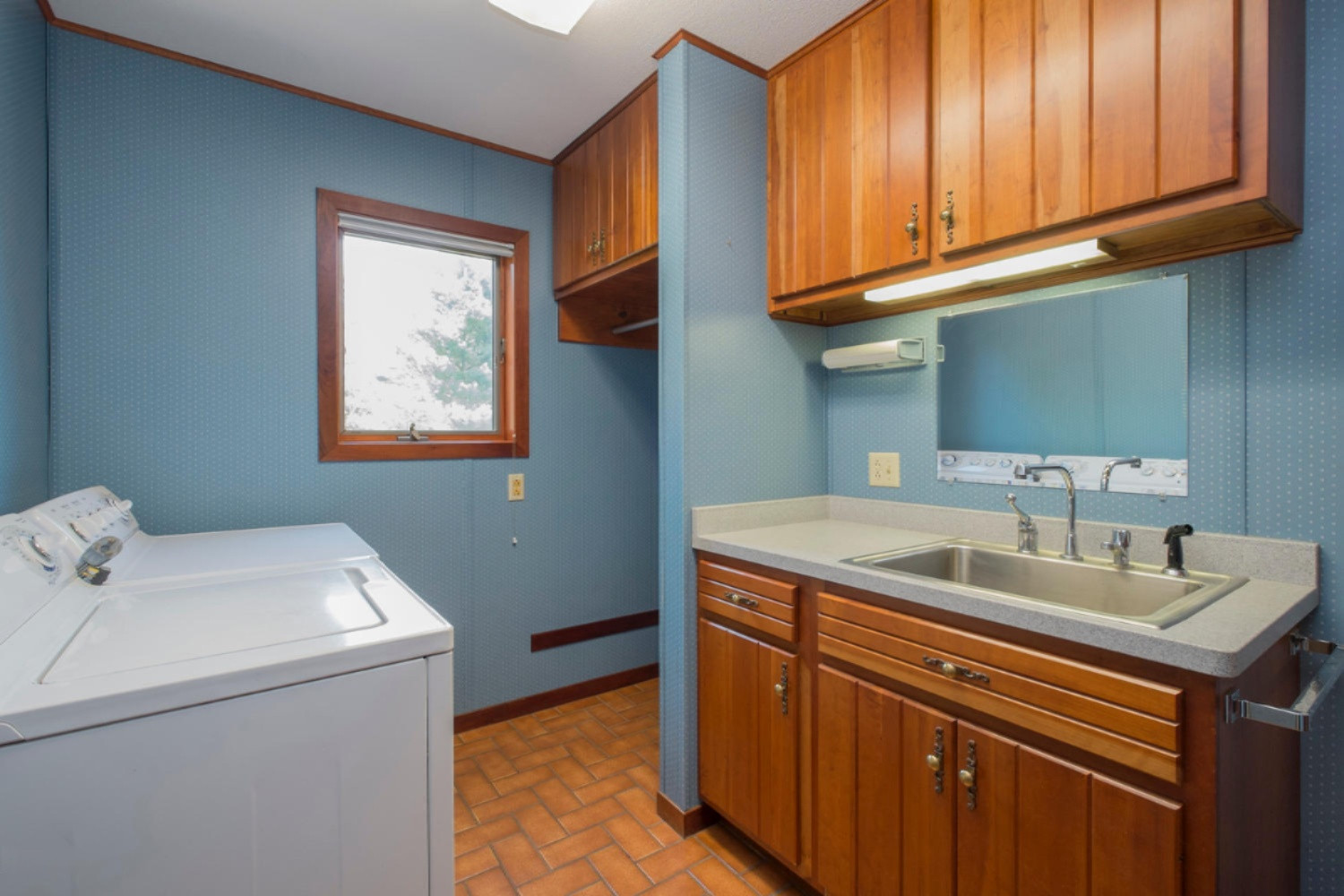 2780 Wolf Road Eau Claire, MI 49111 - Photo 30 of 56 Laundry Rm + Mudd Rm