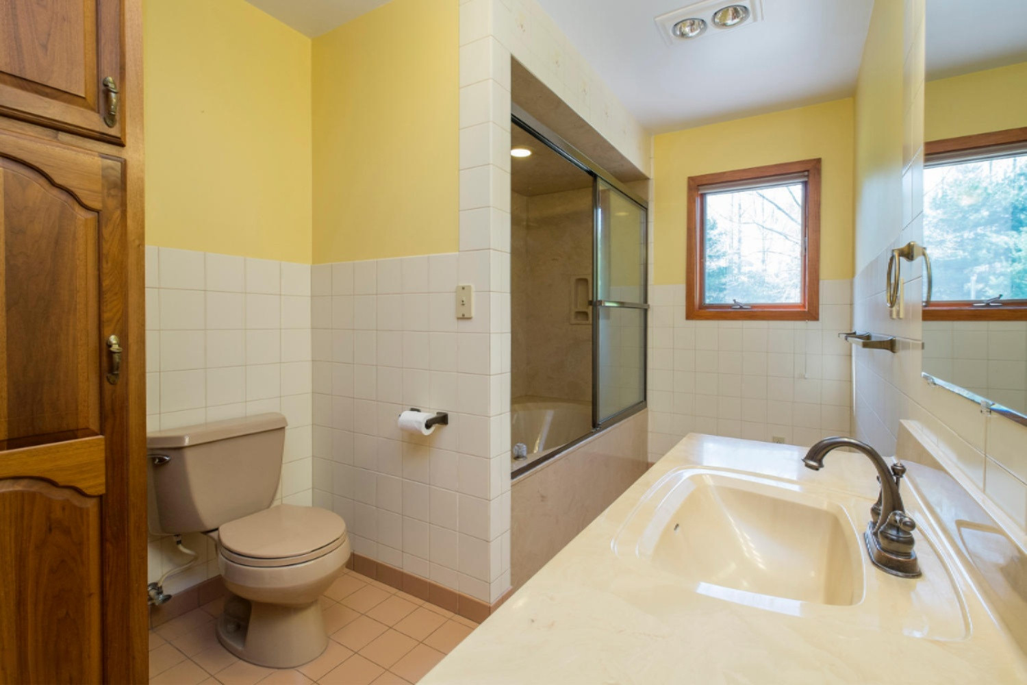 2780 Wolf Road Eau Claire, MI 49111 - Photo 33 of 56 Master bath with Big oval Tub