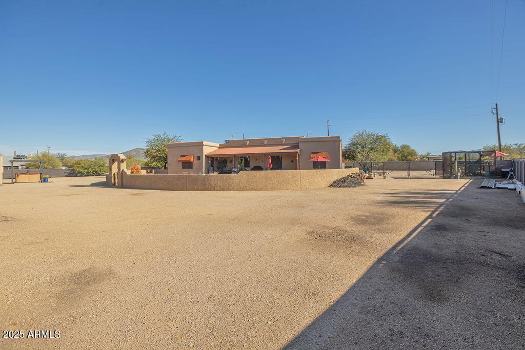 1053 East Maddock Road Phoenix, AZ 85086 - Photo 39 of 60 maddock of pony wall to house