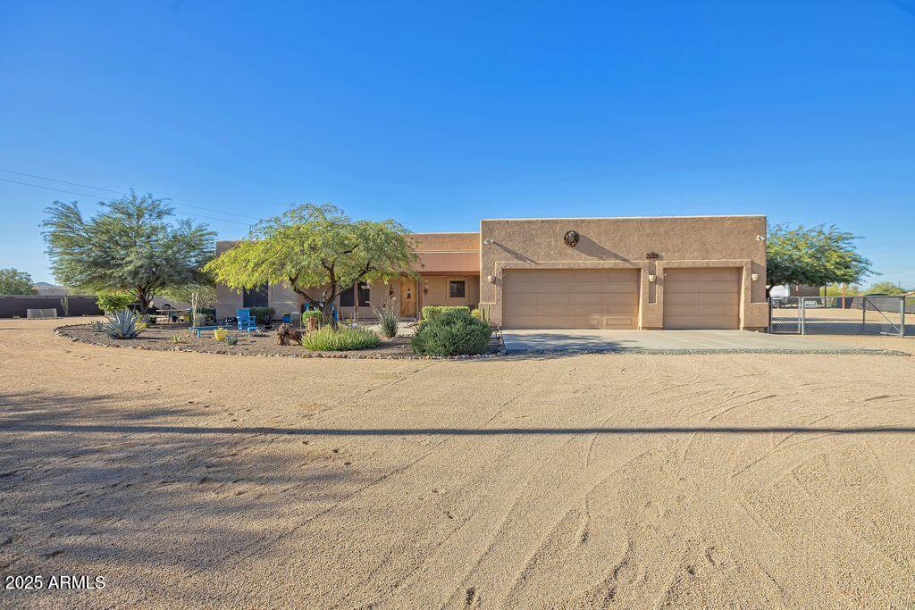1053 East Maddock Road Phoenix, AZ 85086 - Photo 3 of 60 a view of a building