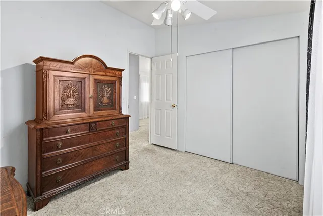 a view of entryway with chandelier fan