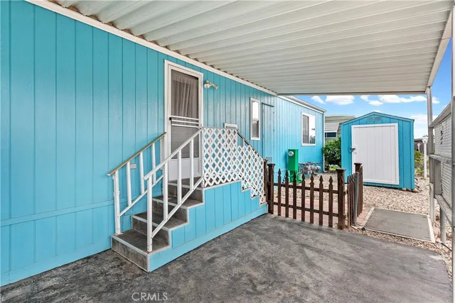 a picture of a bench in the window