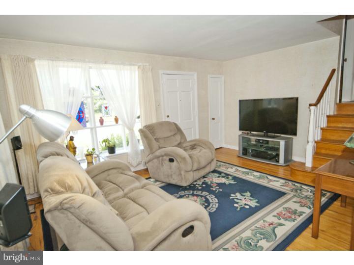 8586 Old Line Road Philadelphia, PA 19128 - Photo 5 of 25 Living Room