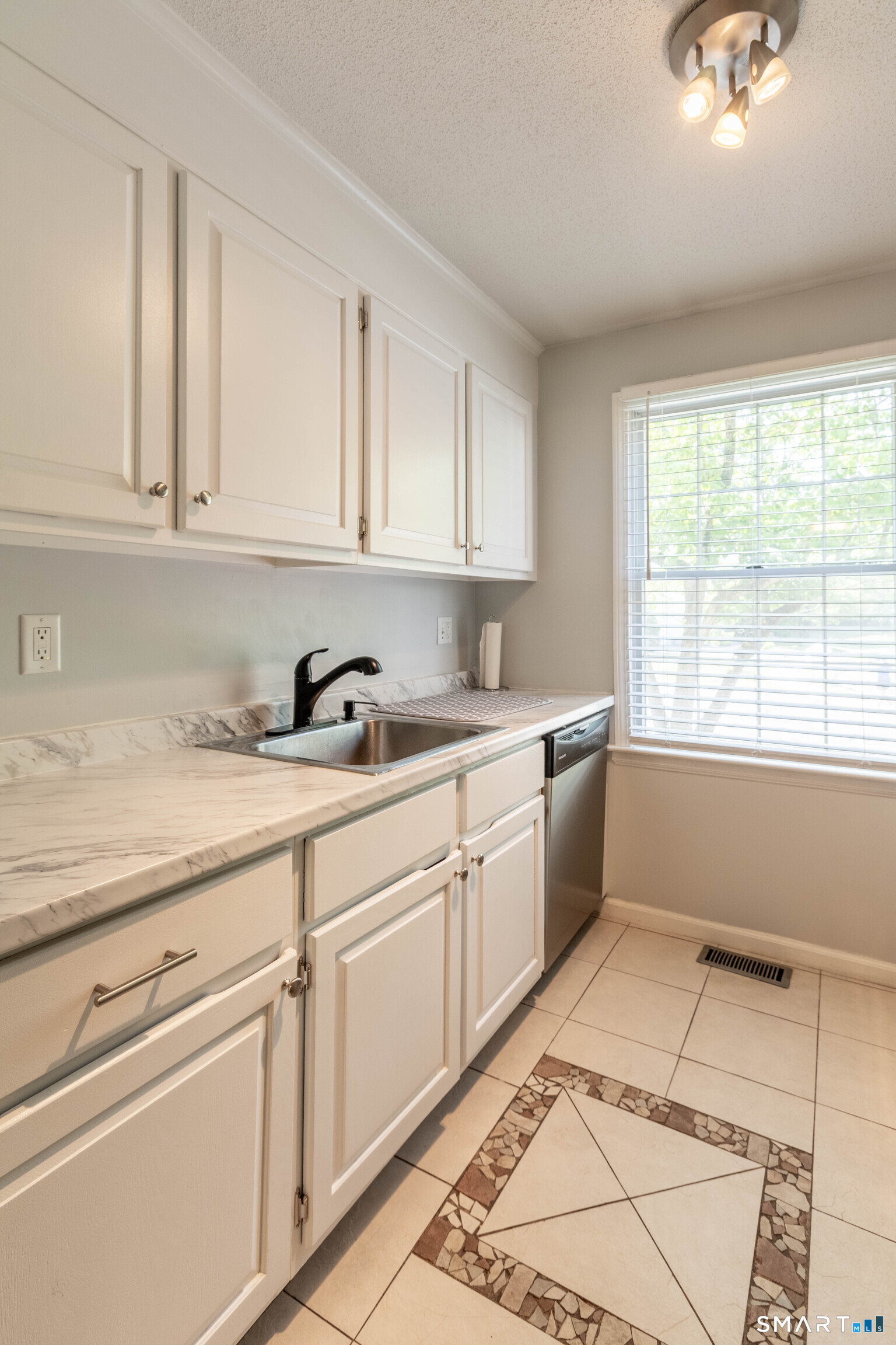 283 Strawberry Circle Windsor, CT 06095 - Photo 3 of 30