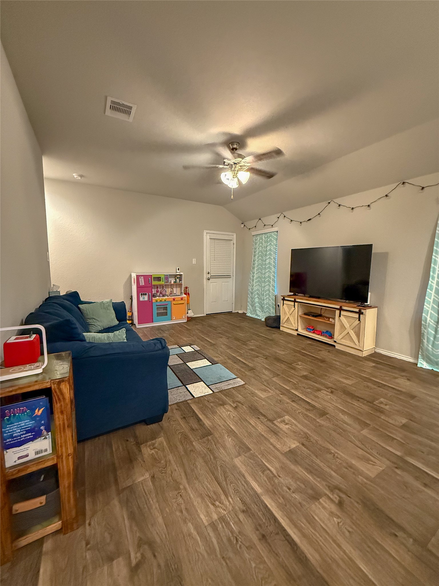 706 Zinnia Court Rosharon, TX 77583 - Photo 4 of 13 Spacious living room with wood-style flooring & ceiling fan, perfect space to make your own. Ideal for family relaxation and entertainment.