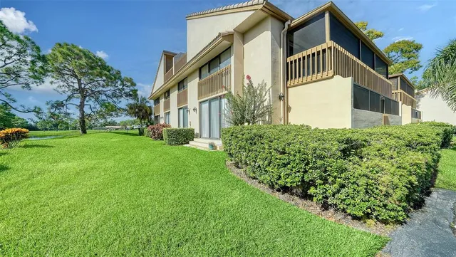 $2,100 | 3017 Willow Green Drive, Unit 18, Sarasota, FL 34235