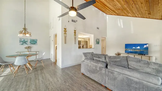 $2,100 | 3017 Willow Green Drive, Unit 18, Sarasota, FL 34235