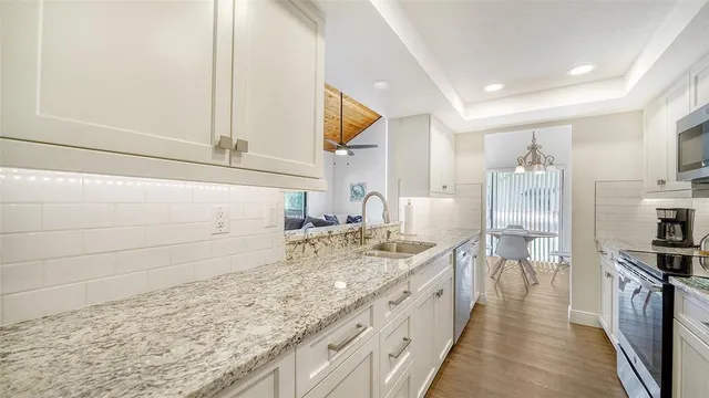 $2,100 | 3017 Willow Green Drive, Unit 18, Sarasota, FL 34235