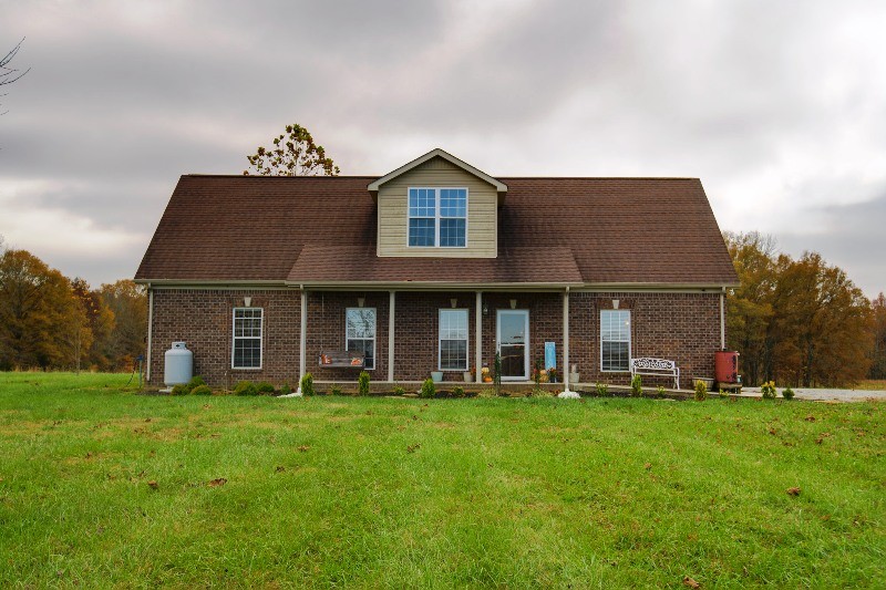 987 Boynton Valley Road Manchester, TN 37355 - Photo 2 of 38 a house view with a garden space