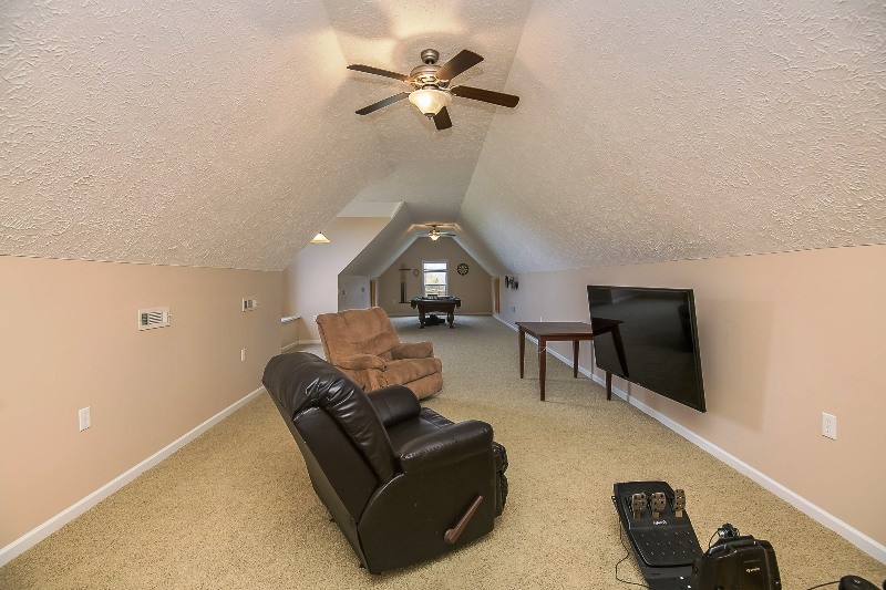 987 Boynton Valley Road Manchester, TN 37355 - Photo 23 of 38 a living room with furniture
