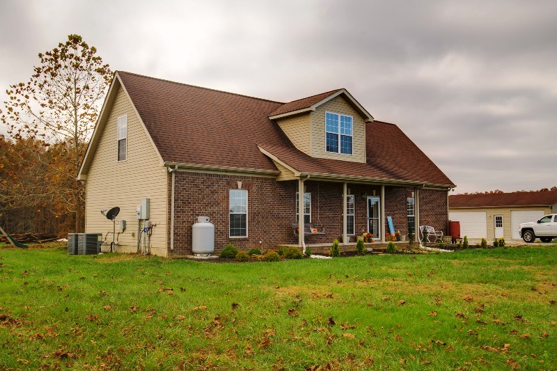 987 Boynton Valley Road Manchester, TN 37355 - Photo 4 of 38 a front view of house with yard and green space