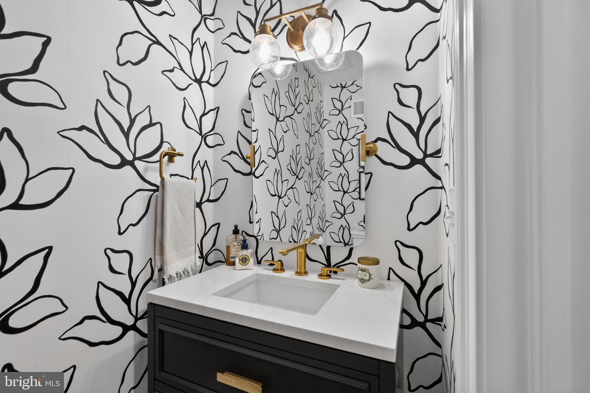 39 Crestline Road Wayne, PA 19087 - Photo 25 of 56 Main floor powder room