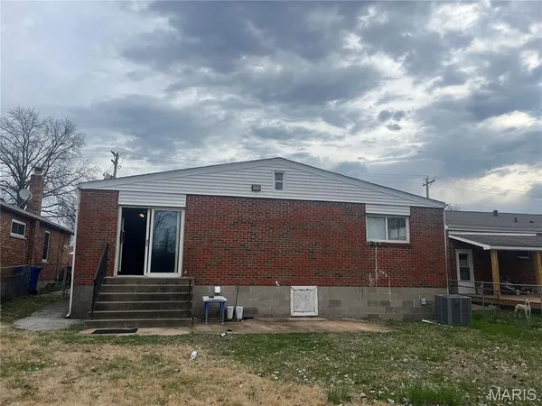 $170,000 | 8456 Braddock Drive, University City, MO 63132