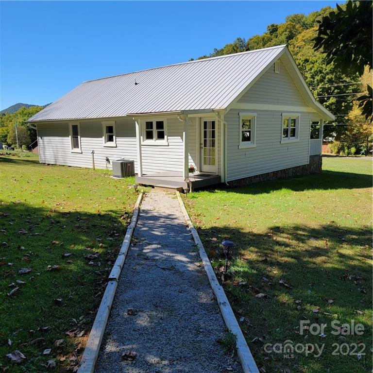 26 Possum Trot Road Bakersville, NC 28705 - Photo 5 of 22 a front view of a house with yard