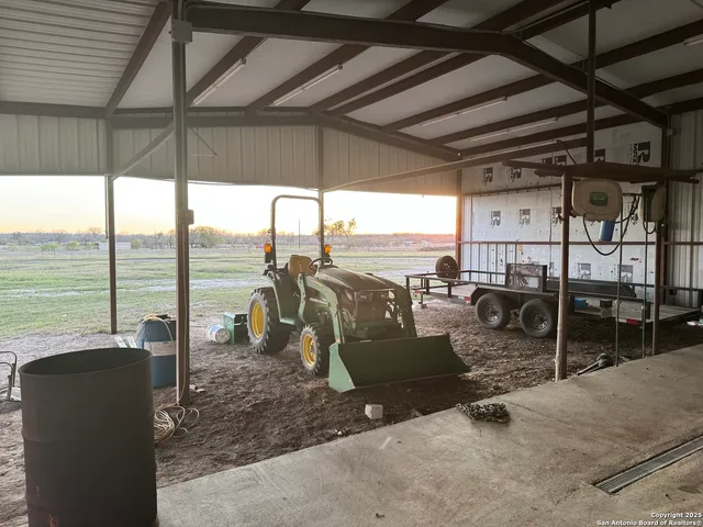 $800,000 | 800 County Road 125, Elmendorf, TX 78112