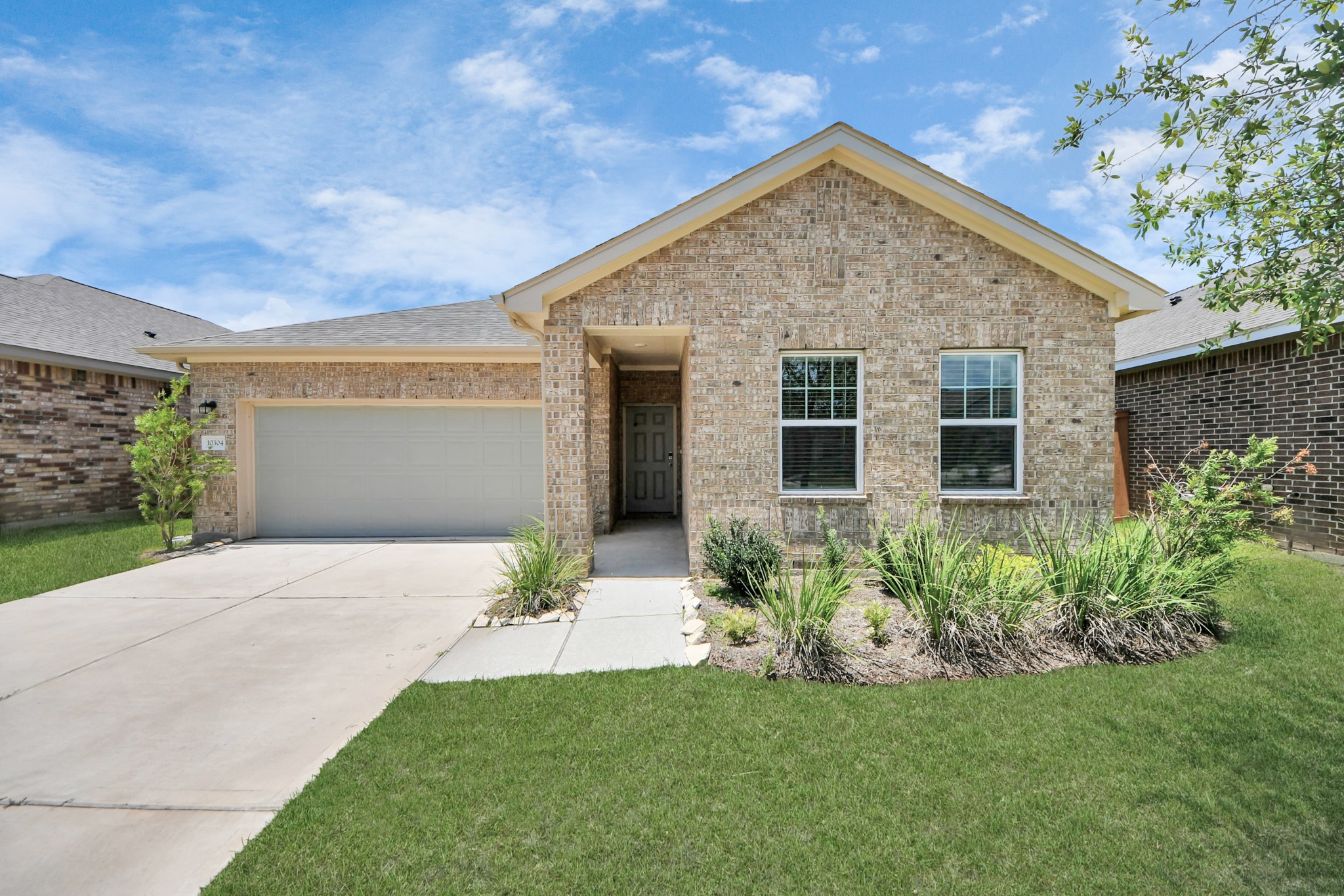 10307 Costa Ter Drive Rosharon, TX 77583 - Photo 34 of 49 front view of a house with a yard