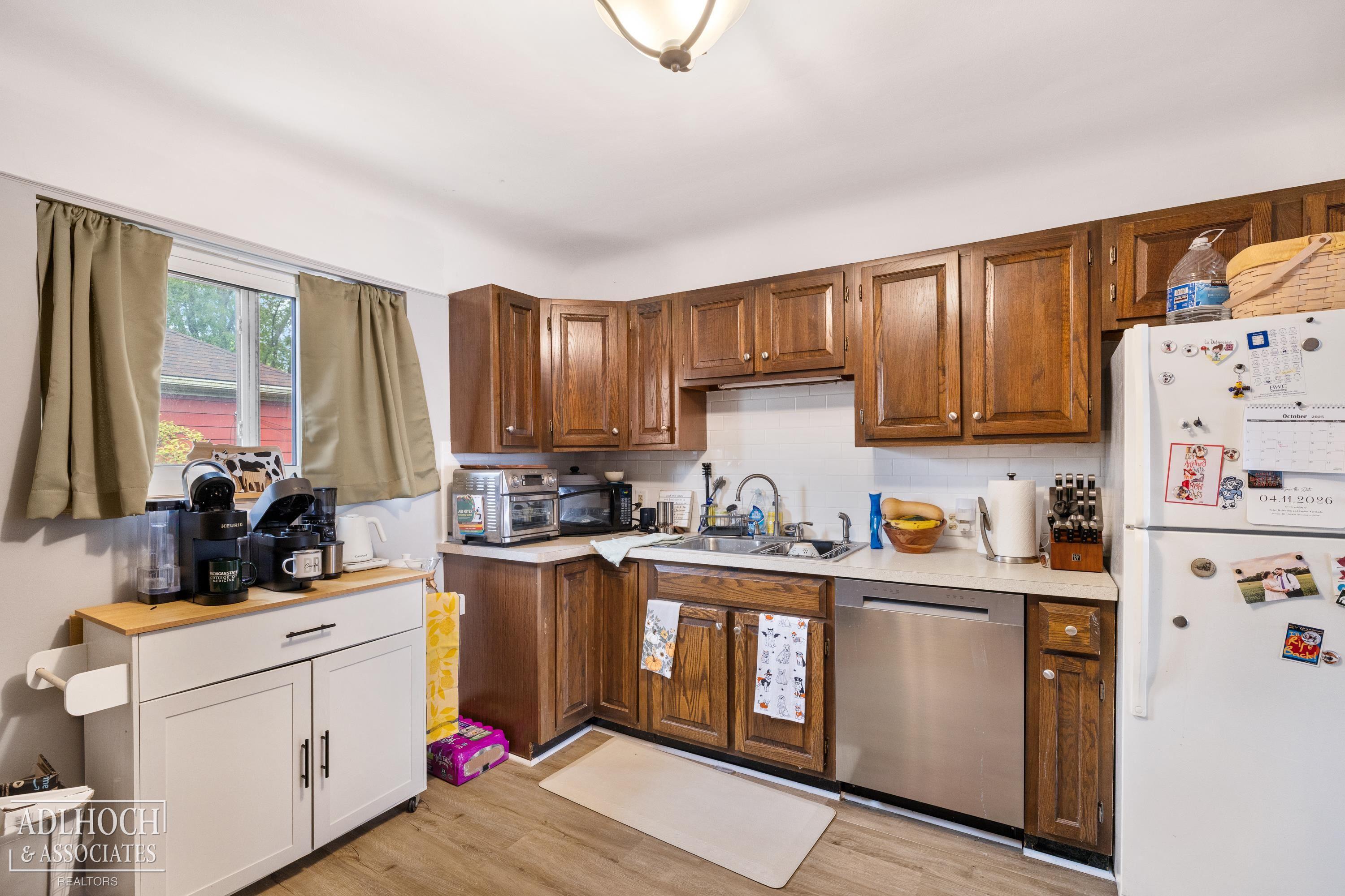 710 Neff Road Grosse Pointe, MI 48230 - Photo 10 of 23 50192124-61a8e864-8d75-4f9a-b40b-4700dfb5f711.JPG
