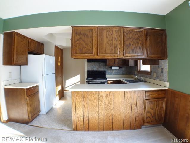 11910 Newman Road Brighton, MI 48114 - Photo 9 of 24 Kitchen w/ Appliances and Tile Backsplash